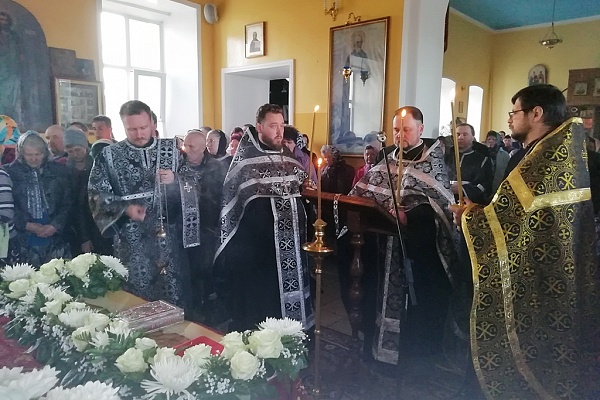 Протоиерей Александр Филиппов совершил утреню Великой Субботы с чином погребения