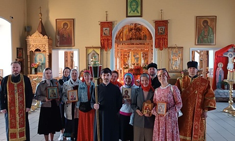 Протоиерей Александр Филиппов возглавил крестный ход до храма в честь иконы Божией Матери «Живоносный источник» с. Большая Валяевка