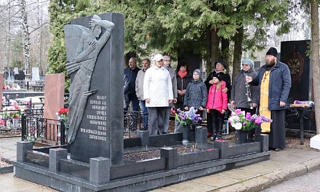 Протоиерей Антоний Шварев совершил панихиду в день памяти Героя России Александра Сергеева