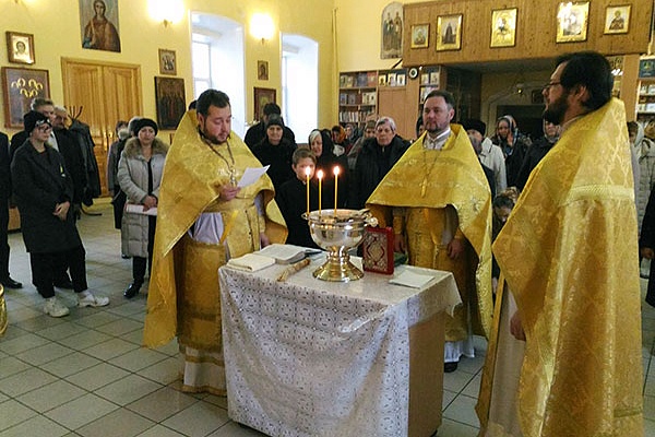 Протоиерей Александр Филиппов совершил водосвятный молебен с акафистом Божией Матери перед Ея чудотворным образом "Неупиваемая чаша"