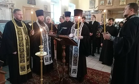 Протоиерей Александр Филиппов совершил повечерие с чтением второй части Великого покаянного канона преподобного Андрея Критского