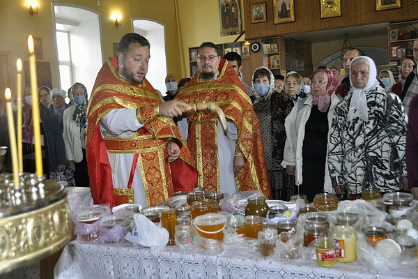 Празднование Происхождения (изнесения) Честных Древ Животворящего Креста Господня
