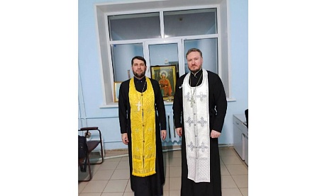 Священники посетили раненых во время специальной военной операции военнослужащих