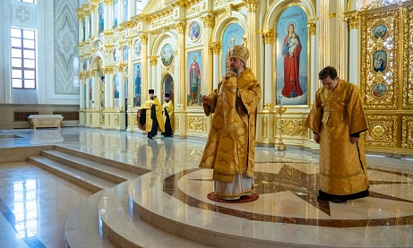 Настоятель протоиерей Александр Филиппов с клириками Никольского храма получили благословение на Великий пост от митрополита Серафима в Спасском кафедральном соборе города Пензы 