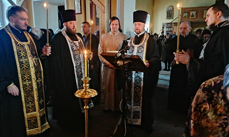 Протоиерей Александр Филиппов совершил повечерие с чтением второй части Великого покаянного канона преподобного Андрея Критского