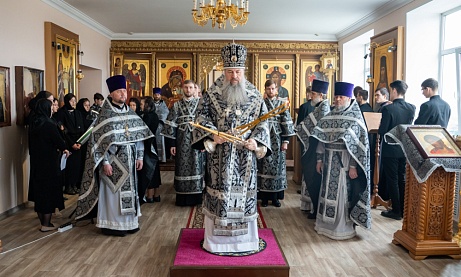 Протоиерей Александр Филиппов сослужил митрополиту Серафиму за Литургией Преждеосвященных Даров в храме святителя Иннокентия Иркутского при духовной семинарии