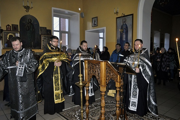 Протоиерей Александр совершил вечерню с чином Пассии