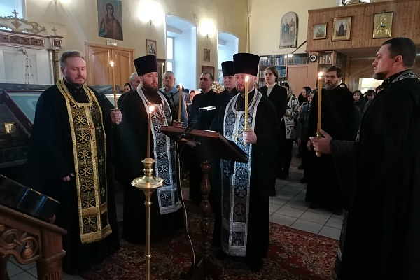 Протоиерей Александр Филиппов совершил повечерие с чтением третьей части Великого покаянного канона преподобного Андрея Критского