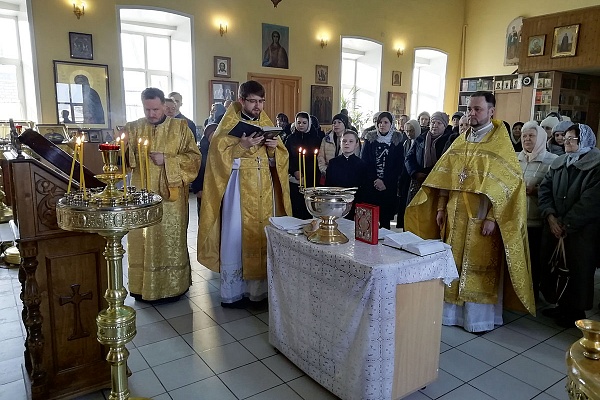 Протоиерей Александр Филиппов совершил литургию и водосвятный молебен с акафистом святителю Николаю Чудотворцу