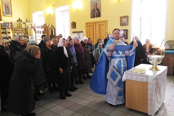 Протоиерей Александр Филиппов совершил водосвятный молебен с акафистом Божией Матери перед Ея чудотворным образом "Неупиваемая чаша"