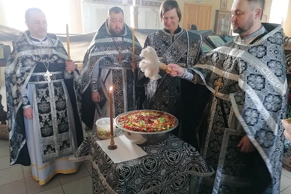 Протоиерей Александр Филиппов совершил Божественную Литургию Преждеосвященных Даров