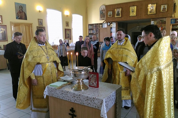 Протоиерей Александр Филиппов совершил водосвятный молебен с акафистом Божией Матери.