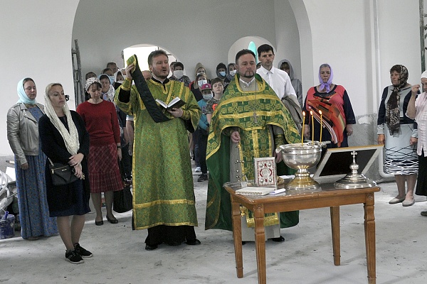 В строящемся храме в честь Святой Живоначальной Троицы в деревне Камайка был совершен первый водосвятный молебен