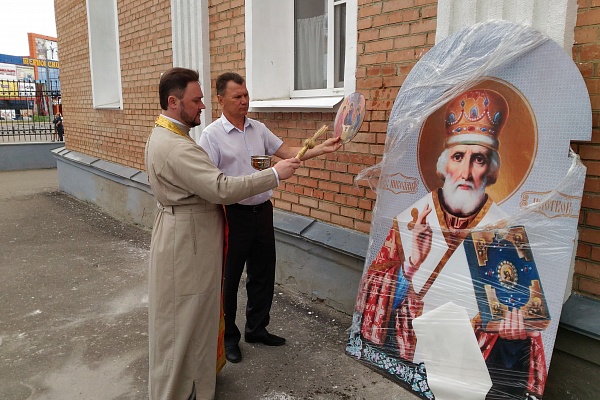 Установка иконы святителя Николая Чудотворца на фасад церкви