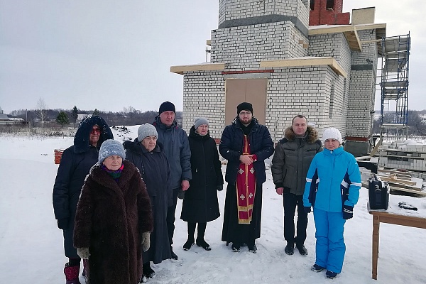 Иерей Евгений Климчев совершил молебен около строящегося храма Живоначальной Троицы в деревне Камайка